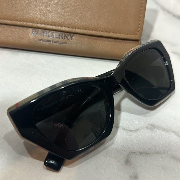 Burberry Sunglasses and Case Eyewear Butterfly Frames BE4299 - Picture 7 of 12